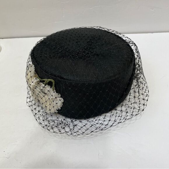 VINTAGE 1950-60s BLACK PILLBOX HAT WITH VEIL AND FLOWERS - Picture 6 of 8